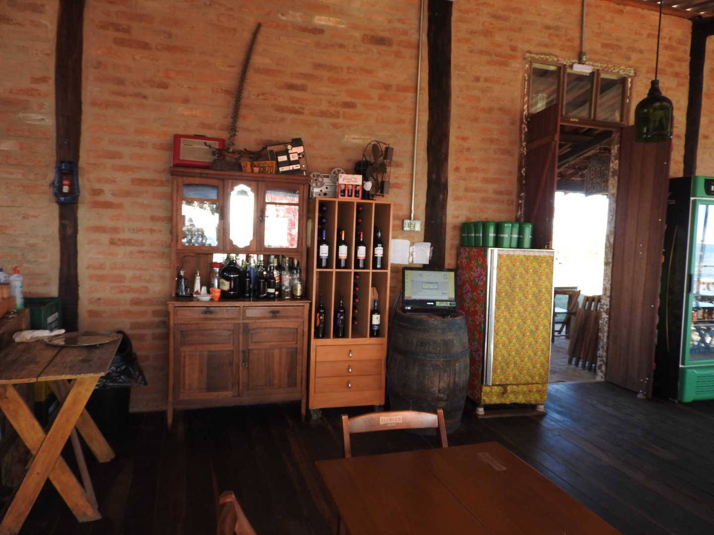 Área interna do restaurante Bar da Pedra (Foto: Alessandra Maróstica)