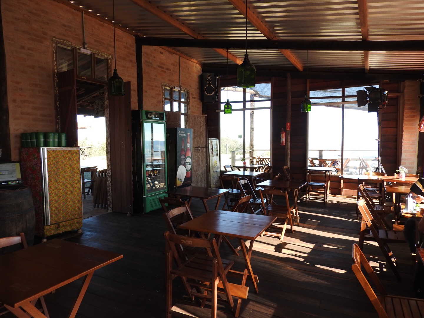 Área interna do restaurante Bar da Pedra (Foto: Alessandra Maróstica)