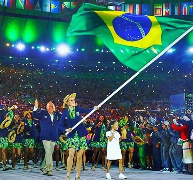 Yane Marques levando a bandeira do Brasil.