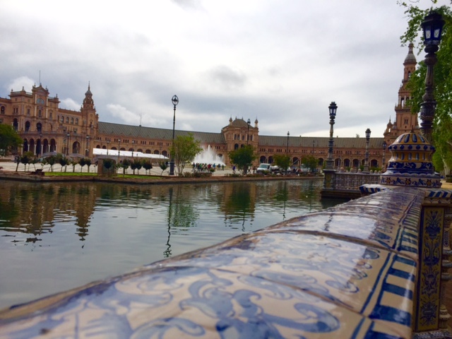 Azulejos dão um toque especial na paisagem da Plaza de España. (Foto: Alessandra Maróstica)