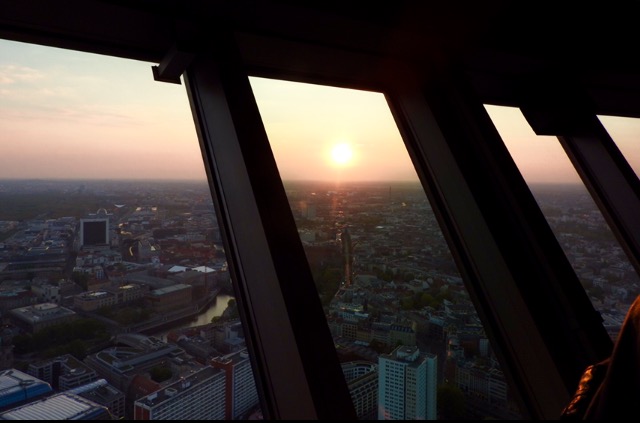 Pôr do sol visto da Berliner Fernsehturm. (Foto: Alessandra Maróstica)