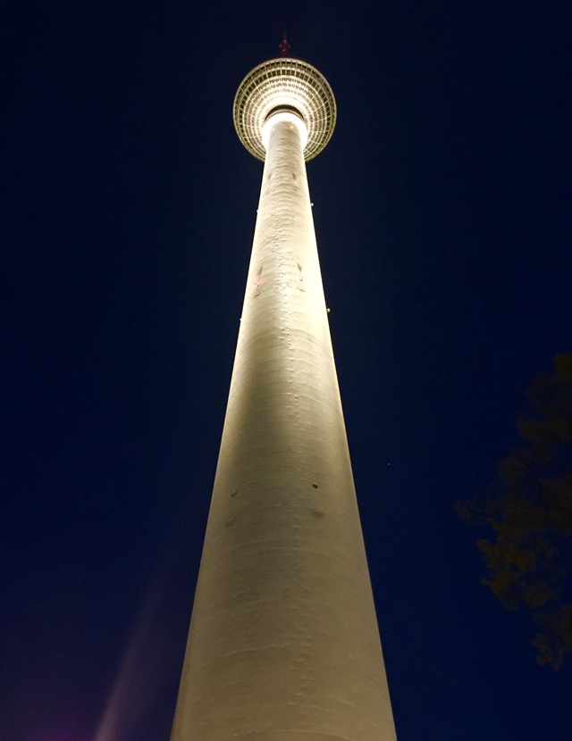 Berliner Fernsehturm a noite. (Foto: Alessandra Maróstica)