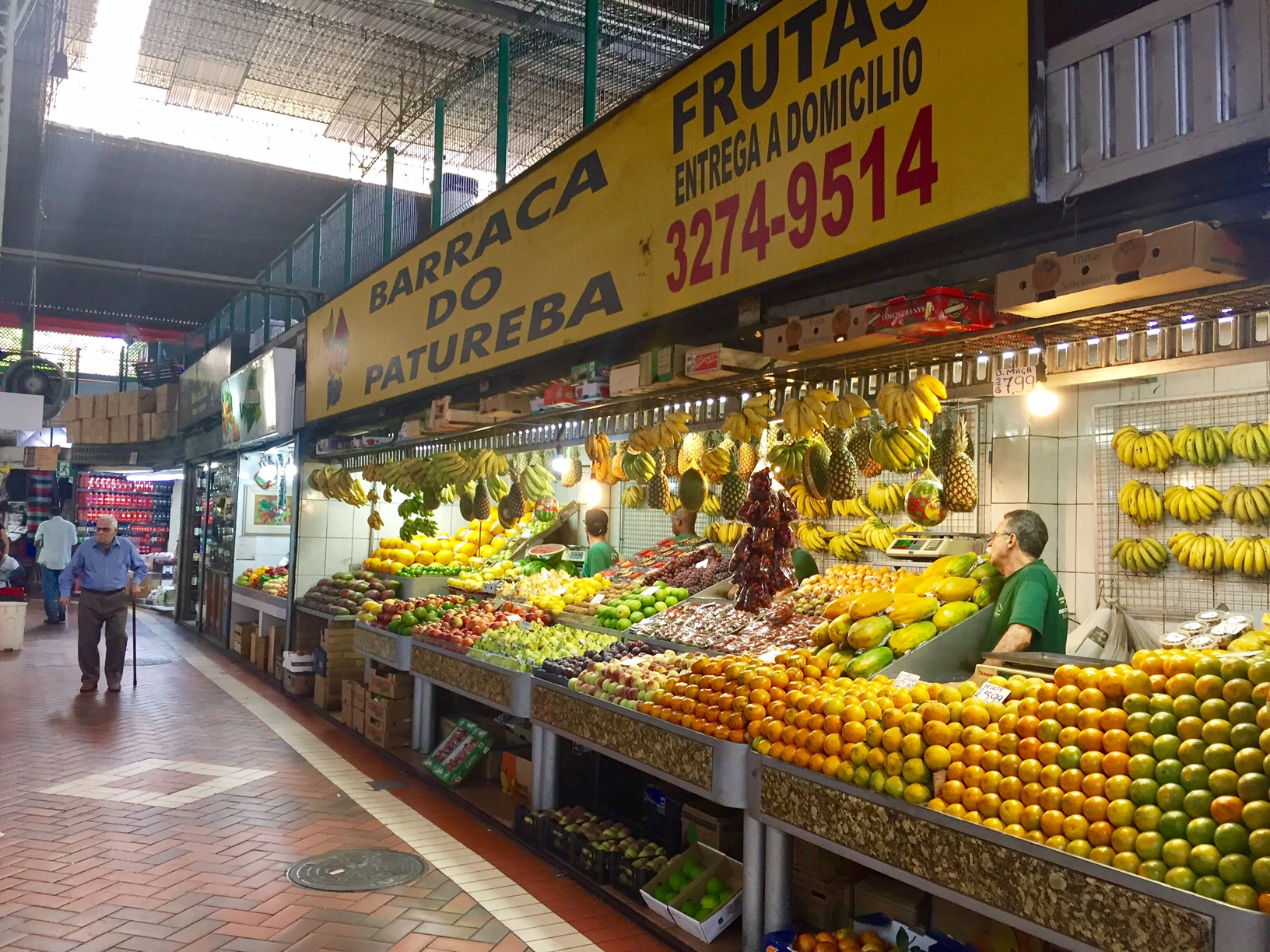Lojas repletas de cor e sabor, no Mercado Central de BH. Foto: AMF / Blog Tirando Férias