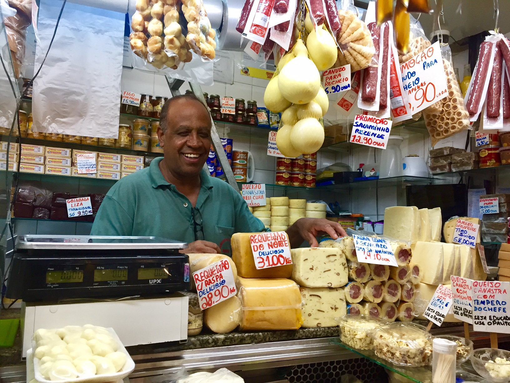 Simpático Sr. José da loja Queijinho de Minas, no Mercado central de BH. Foto: AMF / Blog Tirando Férias