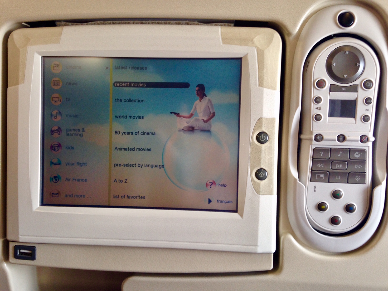 O entretenimento a bordo do A380 da Air France, possui diversas opções de filmes com legenda em português. Foto: AMF / Blog Tirando Férias