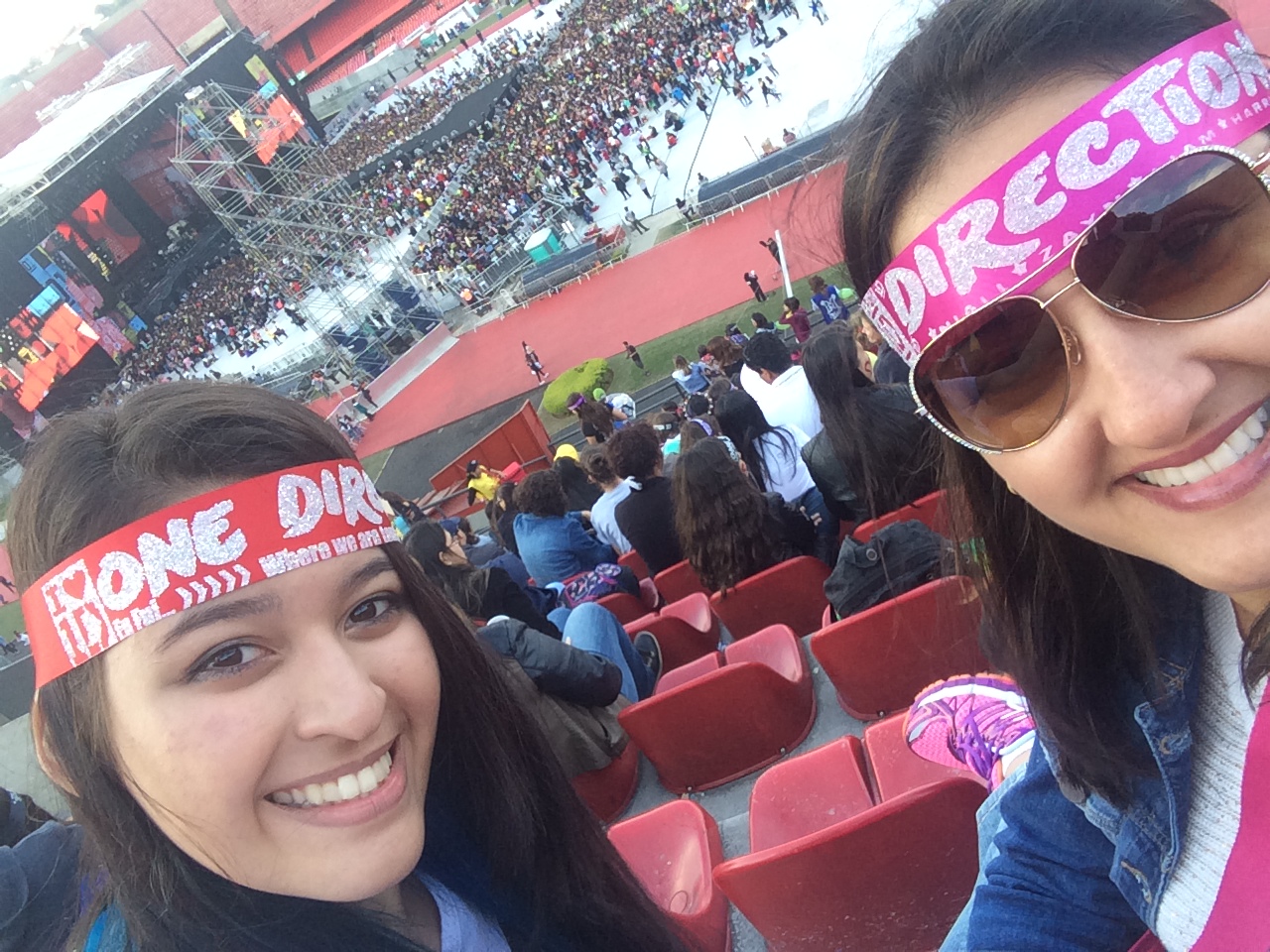 Eu e minha filha Aline aguardando o início do show da banda One Direction, realizado no estádio do Morumbi no dia das mães de 2014. Foto: AMF / Blog Tirando Férias