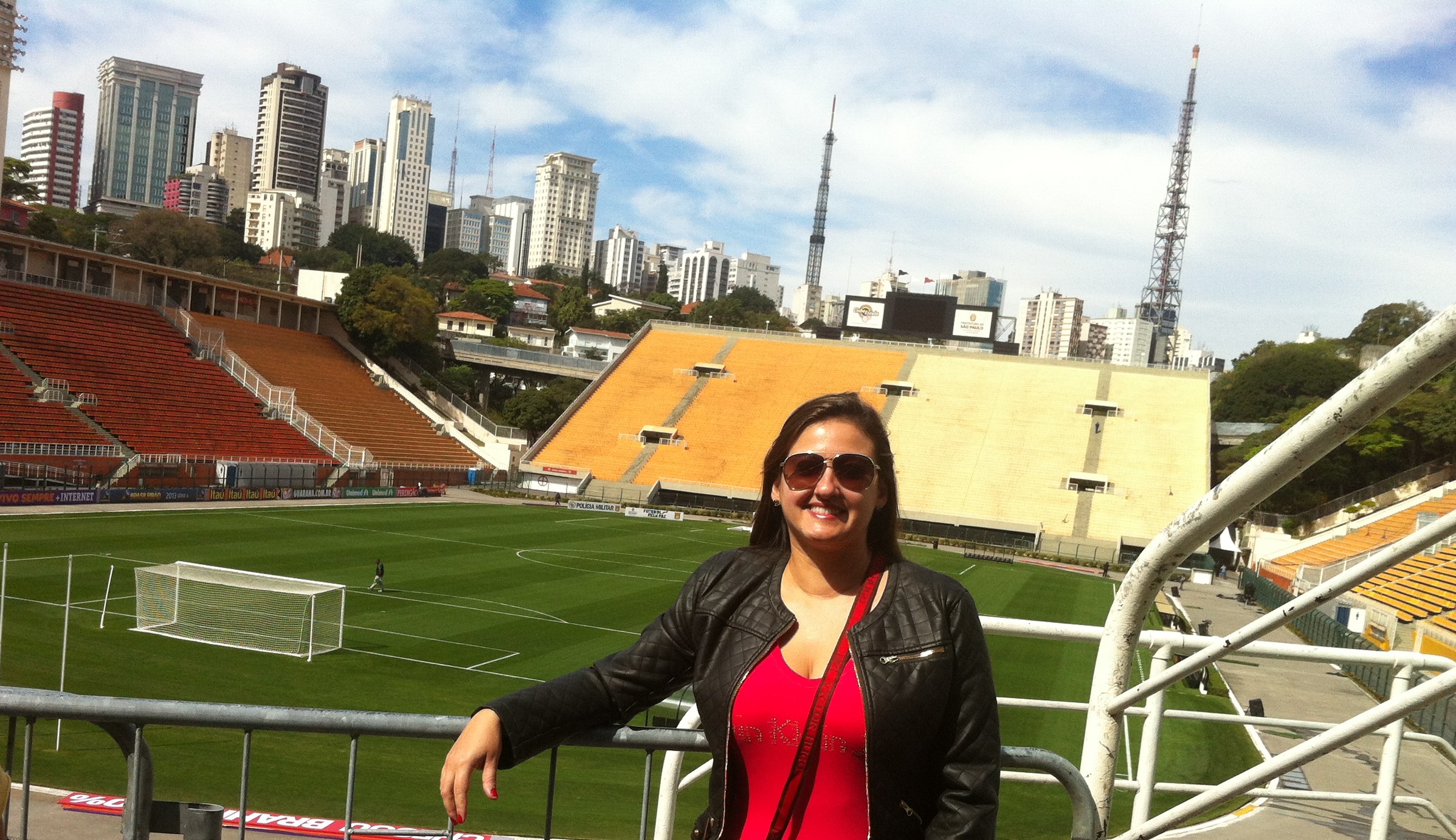 Durante a visita ao Museu do Futebol, é possível tirar fotos do gramado do Estádio do Pacaembu. Foto: ACMF / Blog Tirando Férias