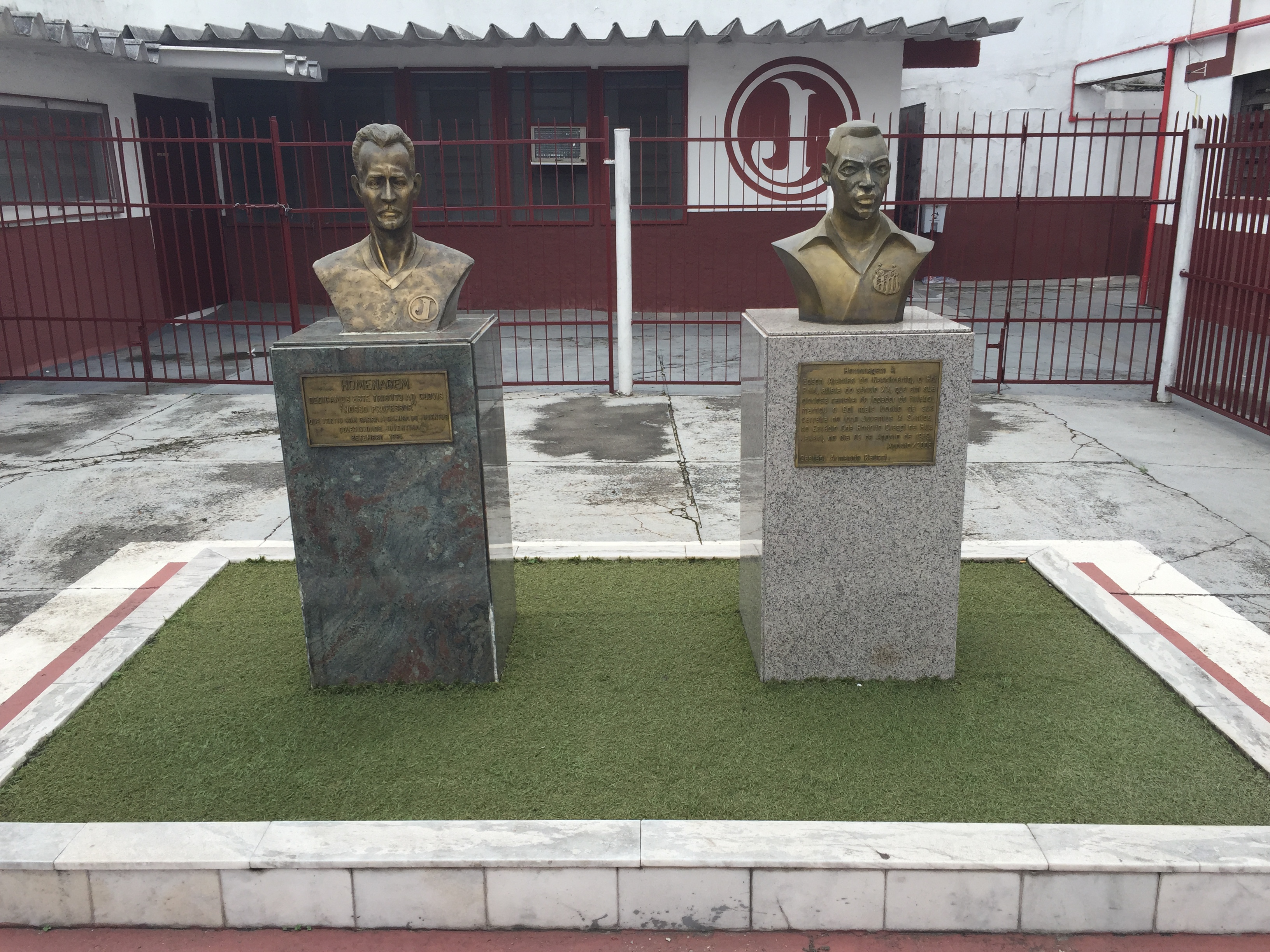 Bustos do Rei Pelé e de Foto: AMF / Blog Tirando Férias