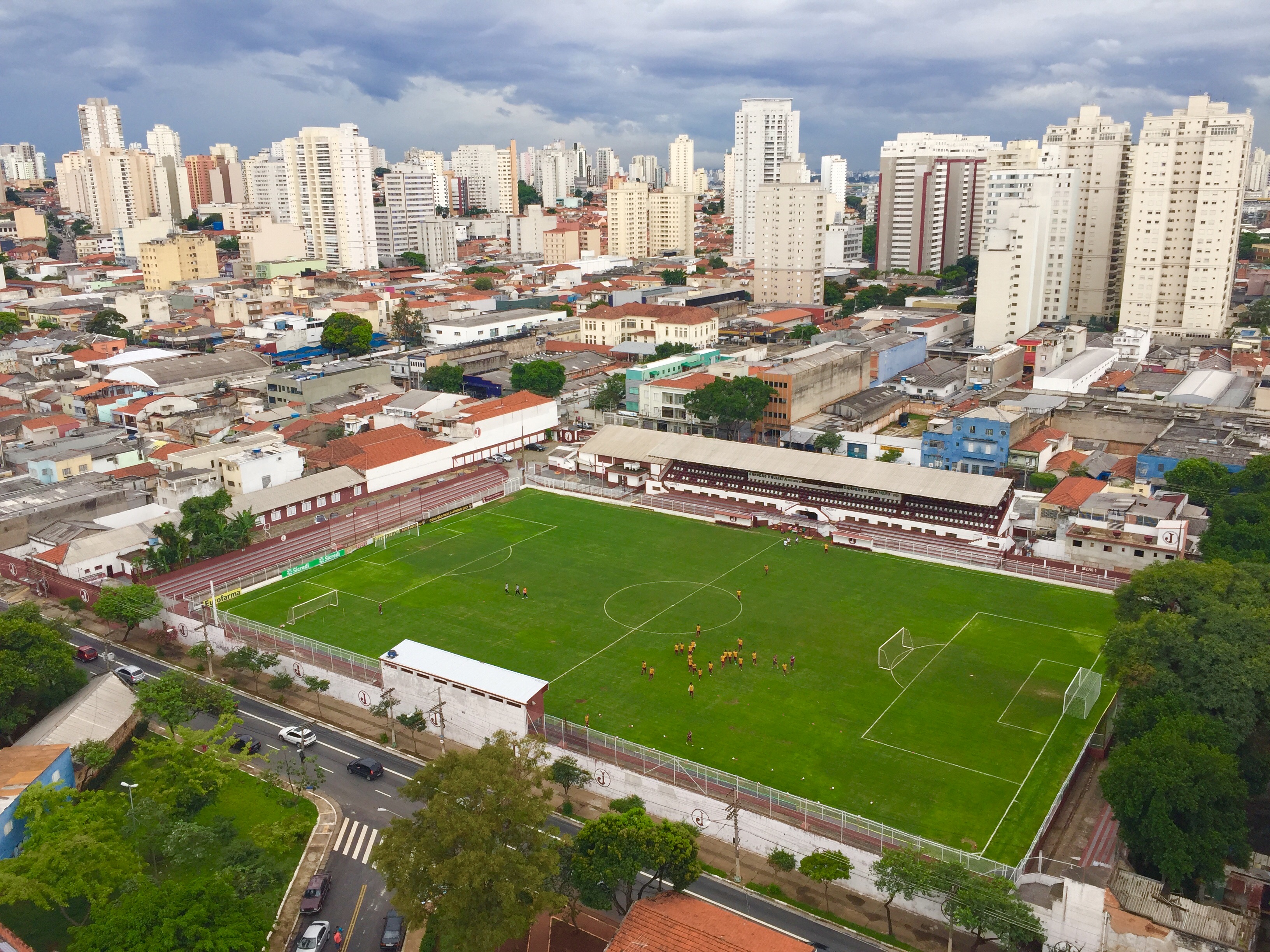 Os prédios vizinhos ao Estádio, podem assistir aos jogos e aos treinos com uma vista privilegiada. Foto: AMF / Blog Tirando Férias