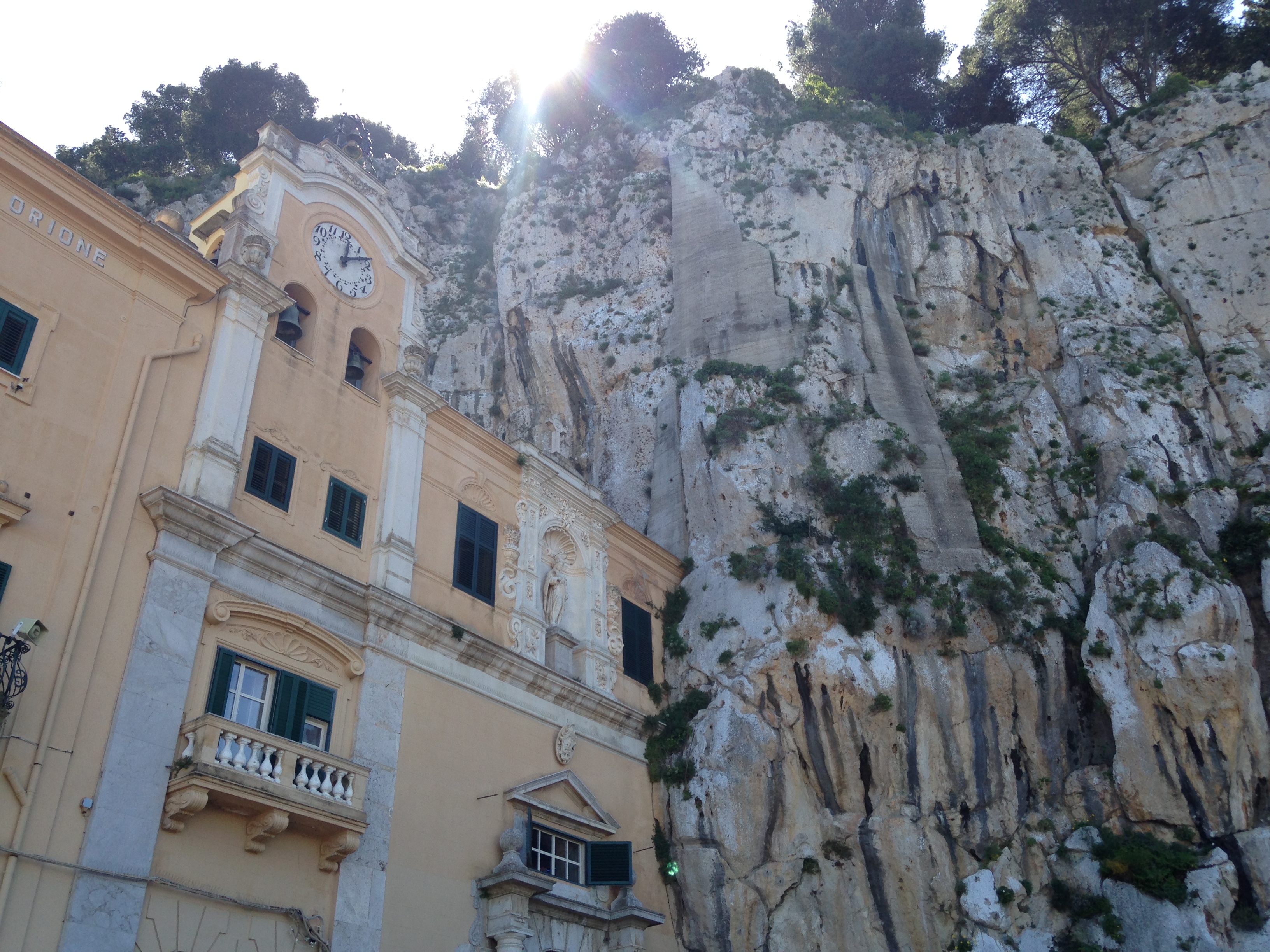O Santuário de Santa Rosália, parece brotar da grande rocha calcária. Foto: AMF / Blog Tirando Férias